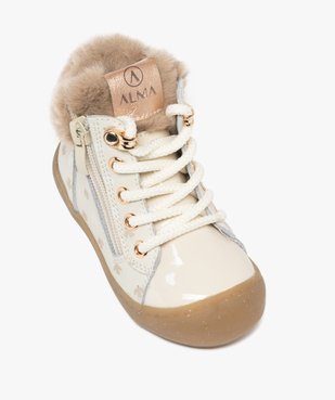 Chaussures premiers pas bébé fille boots en cuir à col duveteux et semelle pailletée - Alma Planète vue5 - ALMA - GEMO