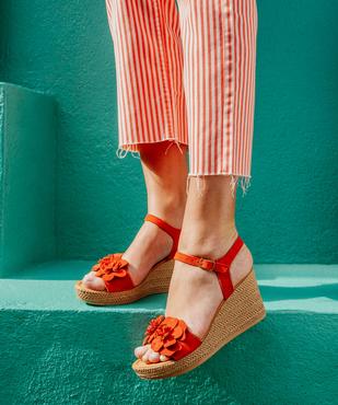 Sandales en cuir à talon compensé et fleurs en relief femme - Tanéo vue1 - TANEO - GEMO