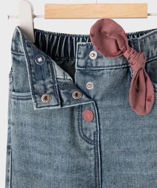 Jean délavé avec noeud à la taille bébé fille vue2 - GEMO(BEBE DEBT) - GEMO
