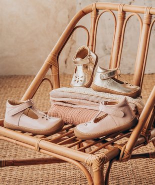 Chaussures premiers pas bébé fille en cuir vernis uni et à scratch - NA! vue11 - NA! - GEMO
