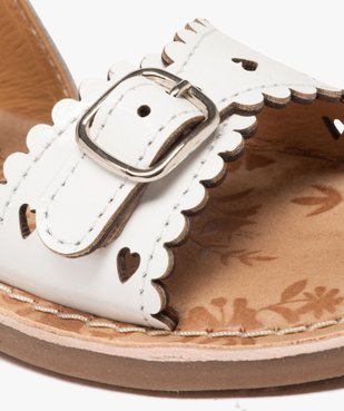 Sandales bébé fille en cuir verni à talon fermé et à scratch avec coeurs ajourés - NA! vue6 - NA! - GEMO
