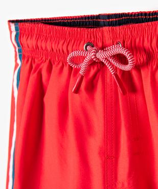 Short de bain garçon avec bandes contrastantes sur les côtés vue3 - GEMO (JUNIOR) - GEMO