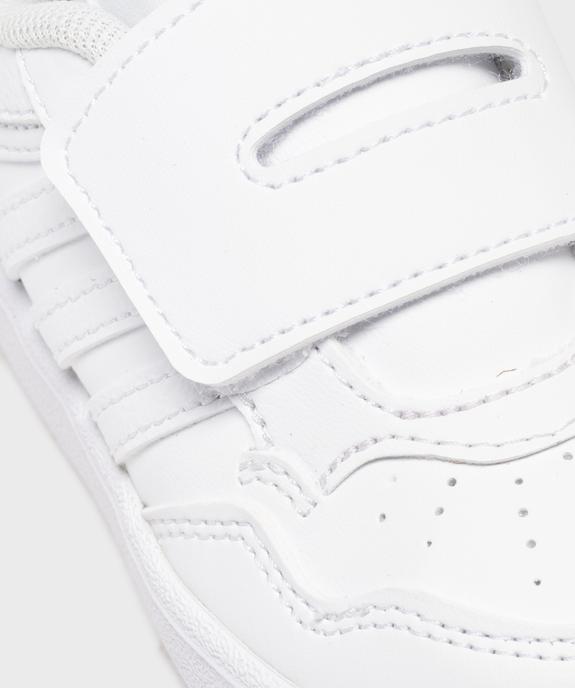 Baskets basses à scratch Hoops bébé garçon - Adidas vue6 - ADIDAS - GEMO