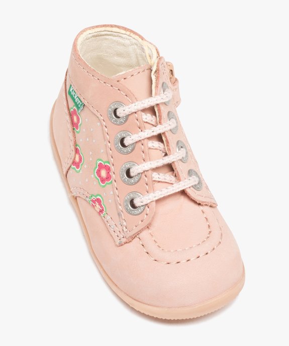 Chaussures premiers pas bébé fille bottillons en cuir et à fleurs - Kickers vue5 - KICKERS - GEMO