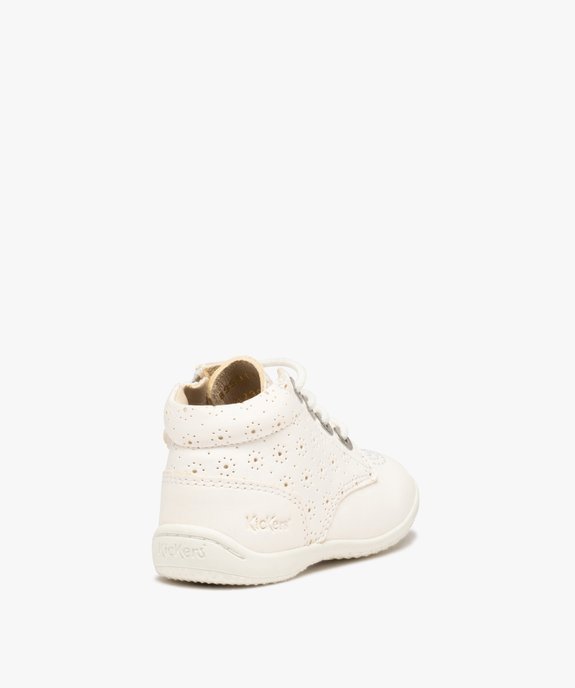 Chaussures premiers pas bébé fille bottillons en cuir uni ajouré - Kickers vue4 - KICKERS - GEMO