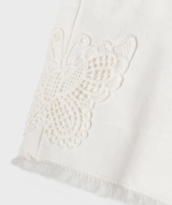 Short en jean brodé à bord franc fille vue3 - GEMO (ENFANT) - GEMO