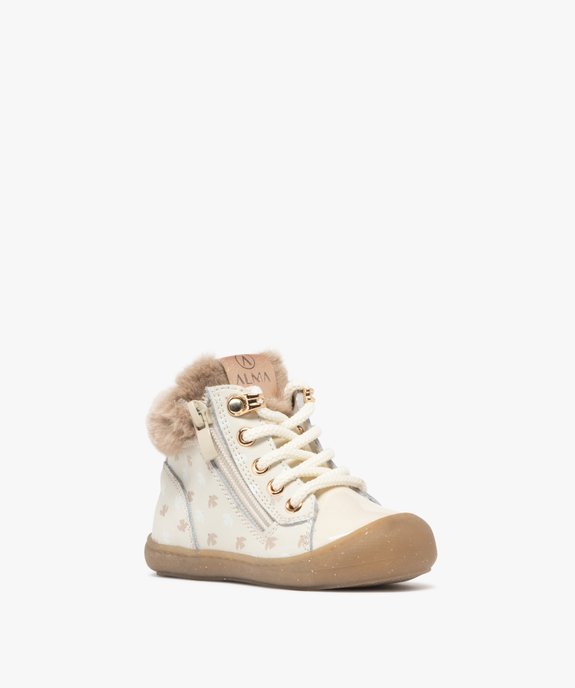Chaussures premiers pas bébé fille boots en cuir à col duveteux et semelle pailletée - Alma Planète vue2 - ALMA - GEMO