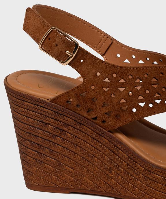 Sandales à talon compensé en cuir avec larges brides croisées ajourées femme - Tanéo vue6 - TANEO - GEMO