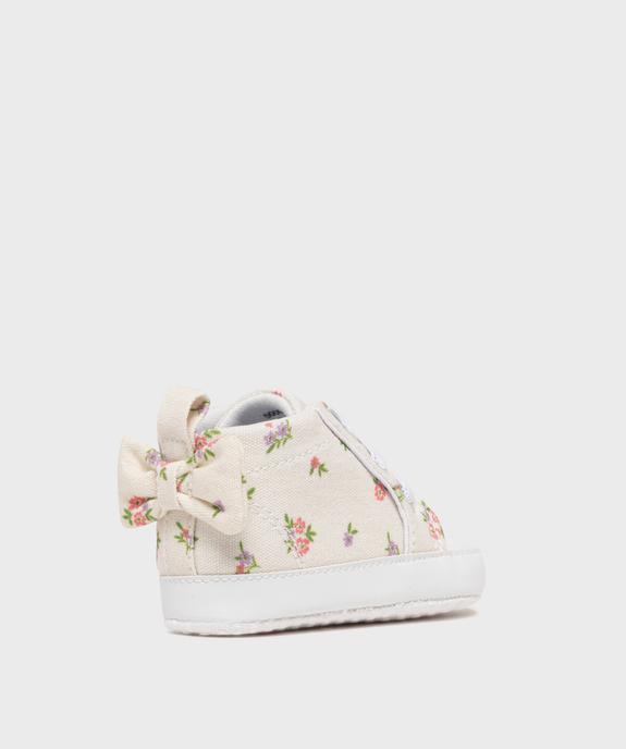 Chaussons de naissance tennis en toile fleurie bébé fille vue4 - LITTLE LOVE - GEMO