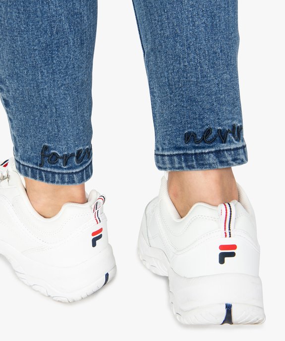 Jean femme coupe slim avec inscription brodée en bas de jambe vue2 - FOLLOW ME - GEMO