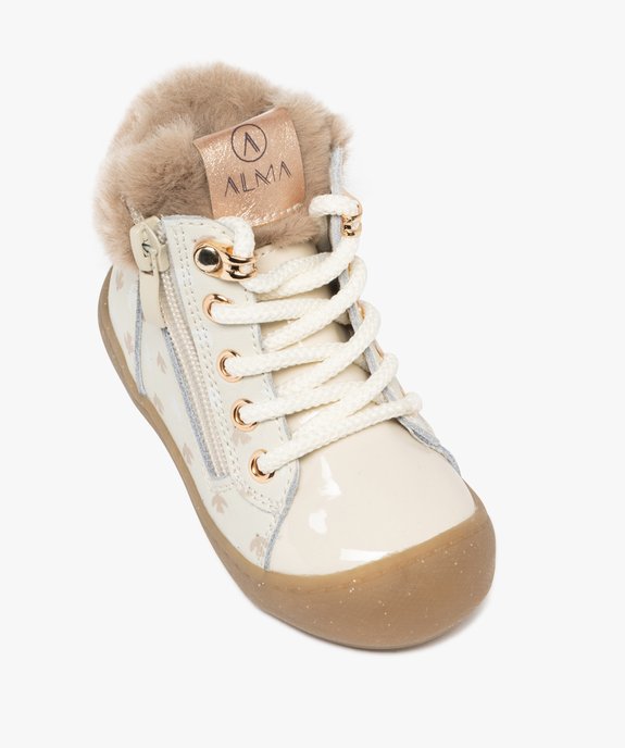 Chaussures premiers pas bébé fille boots en cuir à col duveteux et semelle pailletée - Alma Planète vue5 - ALMA - GEMO