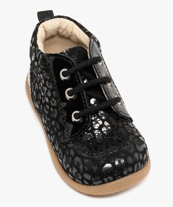 Chaussures premiers pas bébé fille bottillons dessus en cuir motif léopard ton sur ton  vue5 - LOVELY WINGS - GEMO