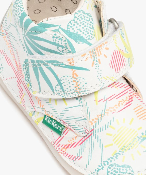 Chaussures premiers pas bébé fille bottillons en cuir imprimé avec scratch - Kickers vue6 - KICKERS - GEMO