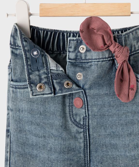 Jean délavé avec noeud à la taille bébé fille vue2 - GEMO(BEBE DEBT) - GEMO
