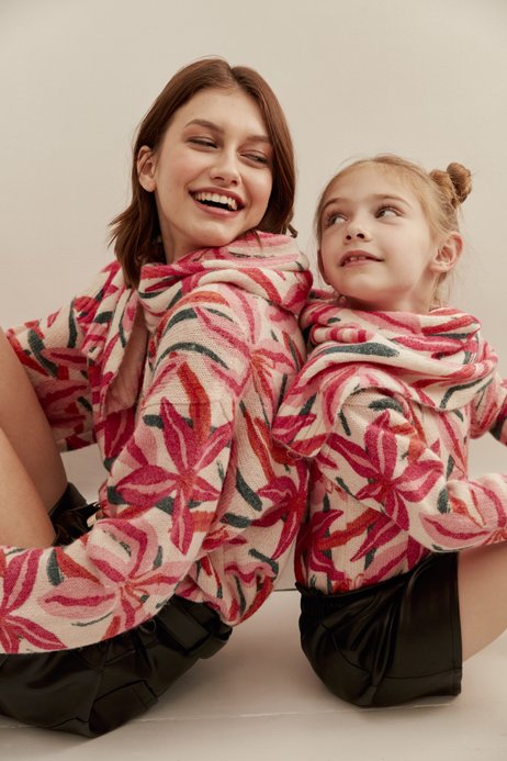 Look pull coloré, écharpe et short en imitation cuir pour fille  - GEMO