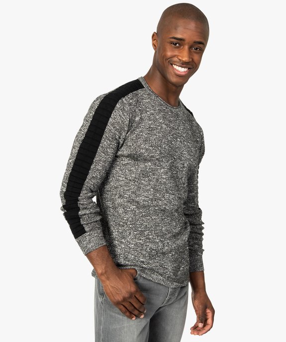 Pull homme en maille chinee avec bandes unies sur les manches