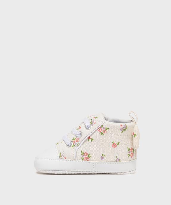 Chaussons de naissance tennis en toile fleurie bébé fille vue3 - LITTLE LOVE - GEMO